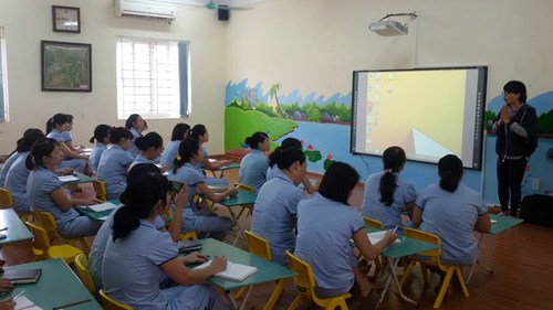 Trường mầm non Phúc Đồng tổ chức tập huấn sử dụng bảng tương tác cho 100% cán bộ giáo viên của trường.